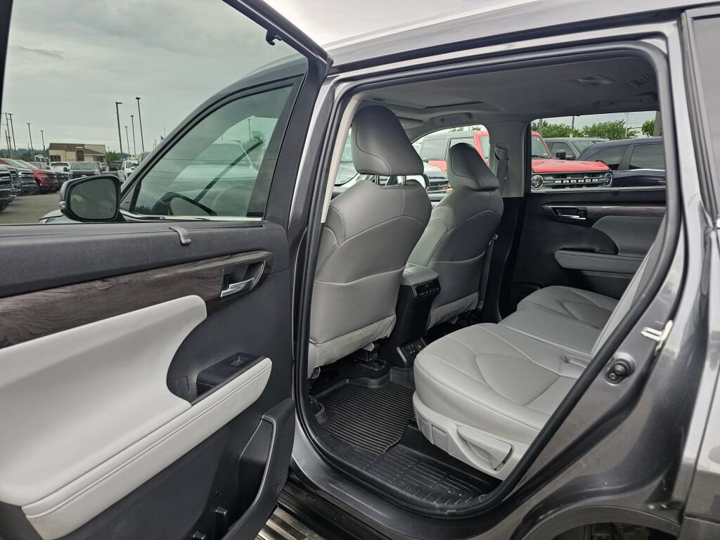 Used 2023 Toyota Highlander Limited AWD/4WD image 11
