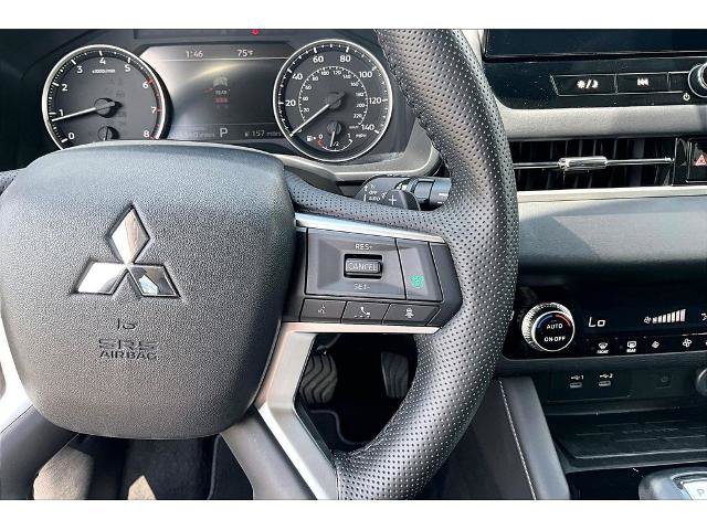 Used 2025 Mitsubishi Outlander SE FWD image 12