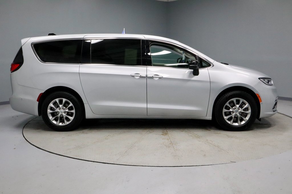 Used 2024 Chrysler Pacifica Touring-L image 6