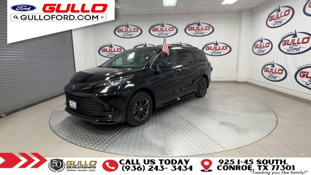 Used 2024 Toyota Sienna XLE Woodland Edition AWD/4WD image 4