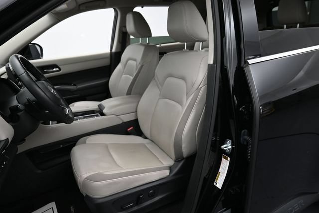 Used 2025 Nissan Pathfinder SL FWD image 11