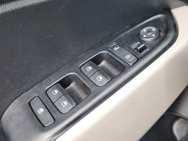 Used 2025 Hyundai Venue SEL FWD image 21