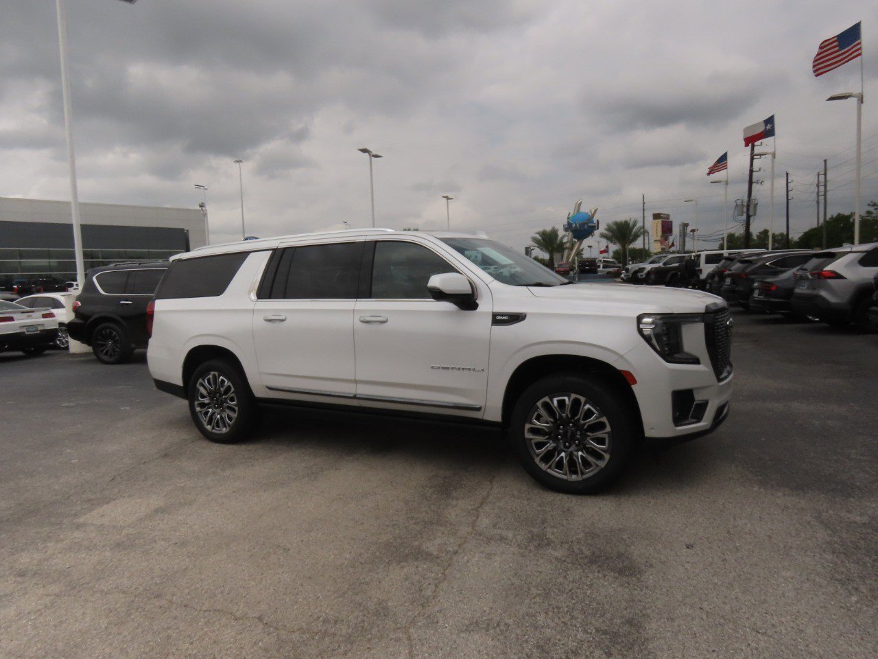 Used 2023 GMC Yukon XL Denali Ultimate AWD/4WD image 6