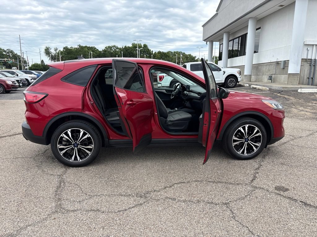 Certified 2022 Ford Escape SE w/ SE Sport Appearance Package AWD/4WD image 8