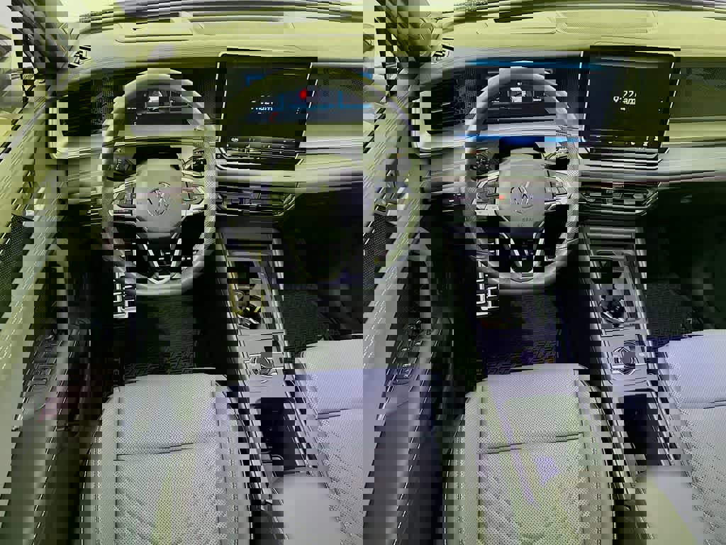 Used 2025 Volkswagen Tiguan SE R-Line image 10