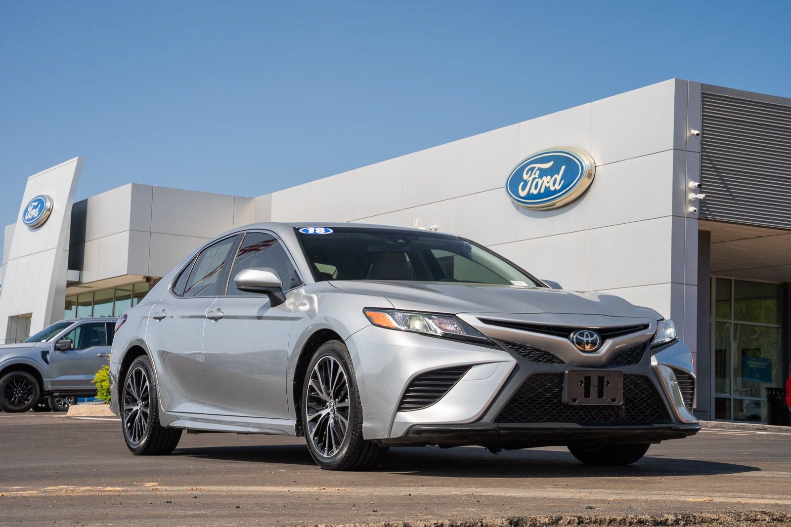 Used 2018 Toyota Camry SE FWD image 1