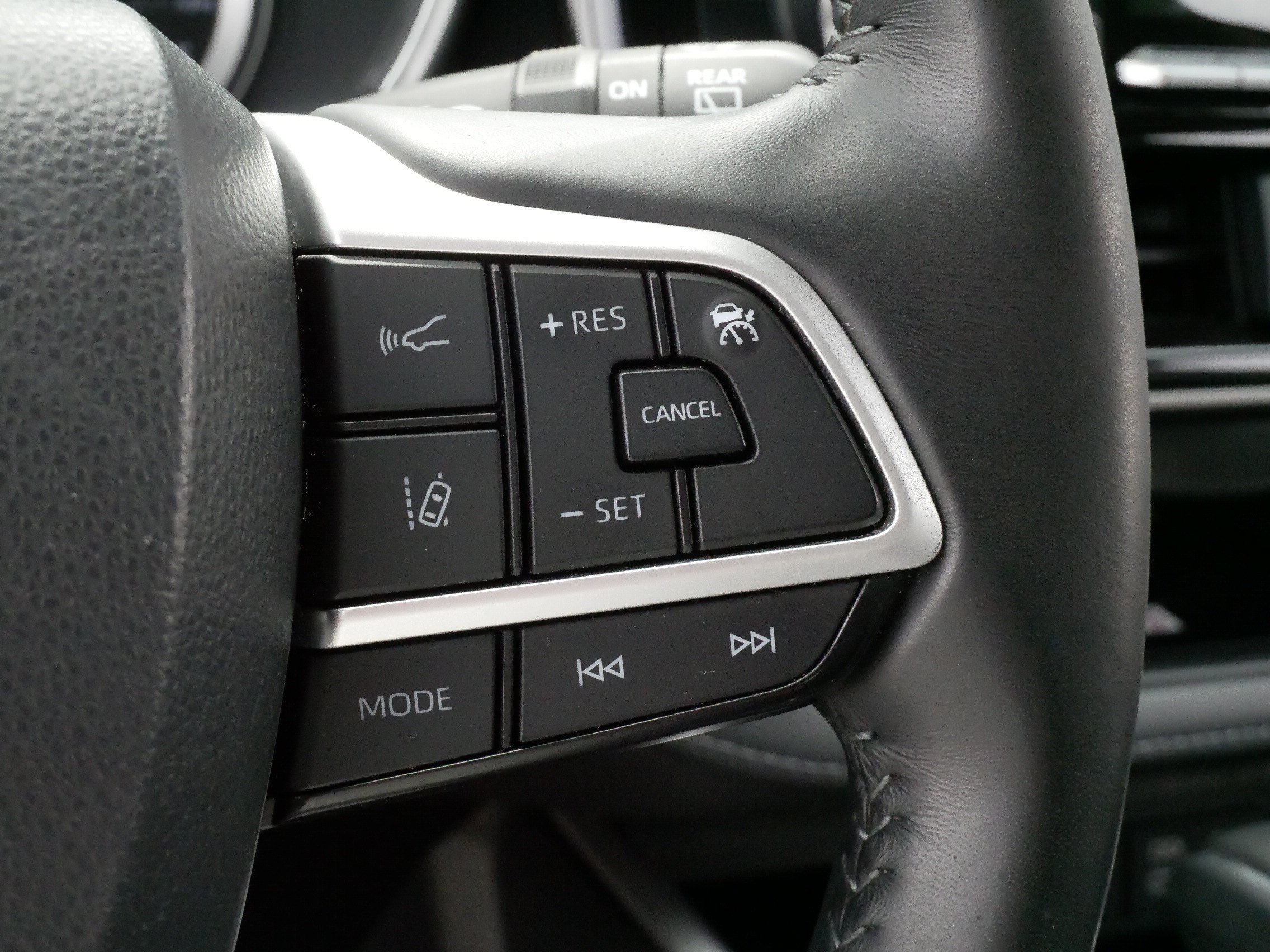 Used 2023 Toyota Highlander XLE AWD/4WD image 25