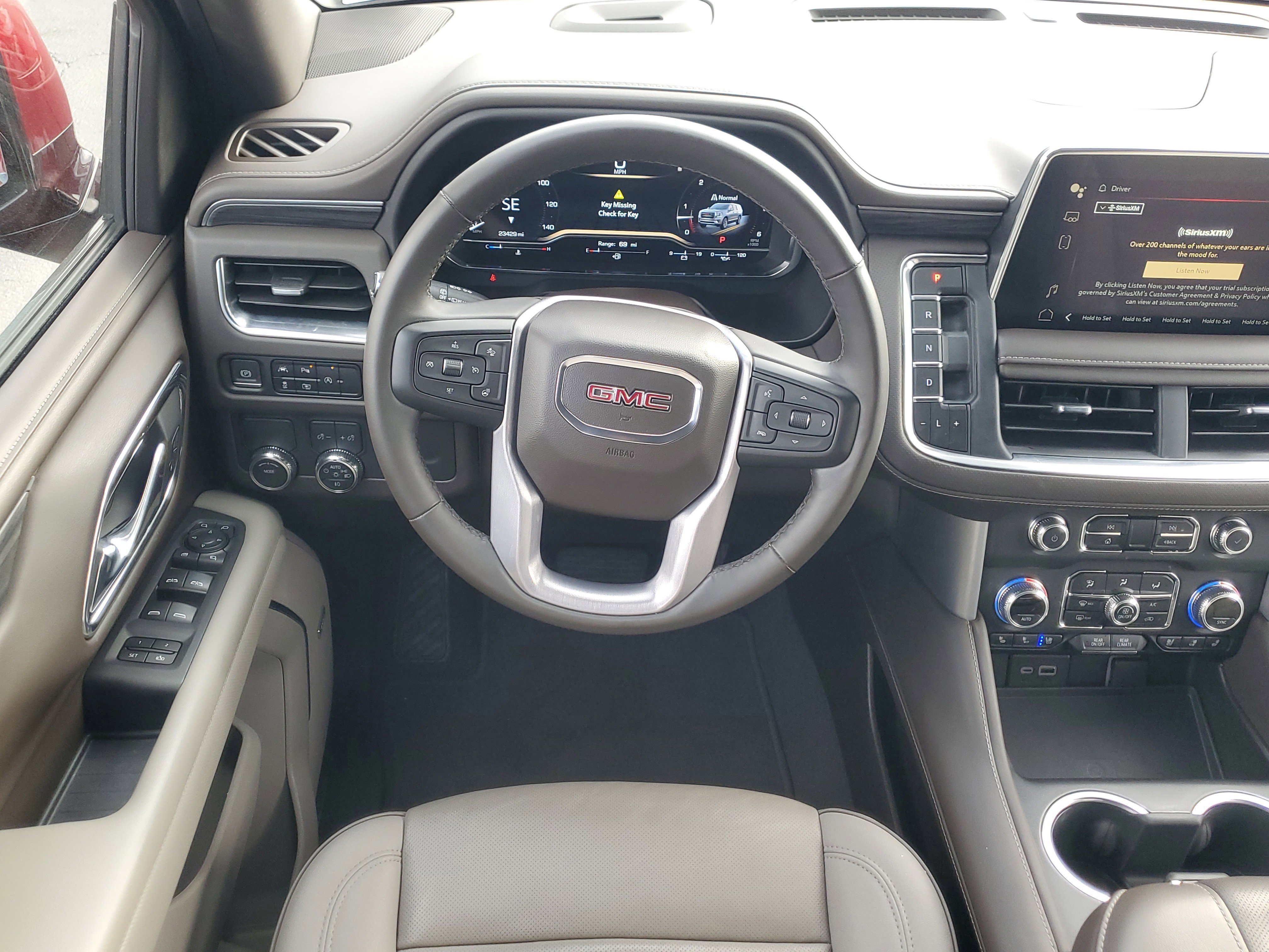 Used 2023 GMC Yukon SLT w/ SLT Luxury Package image 18