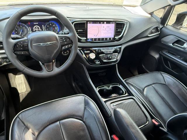 Used 2025 Chrysler Pacifica Limited FWD image 12