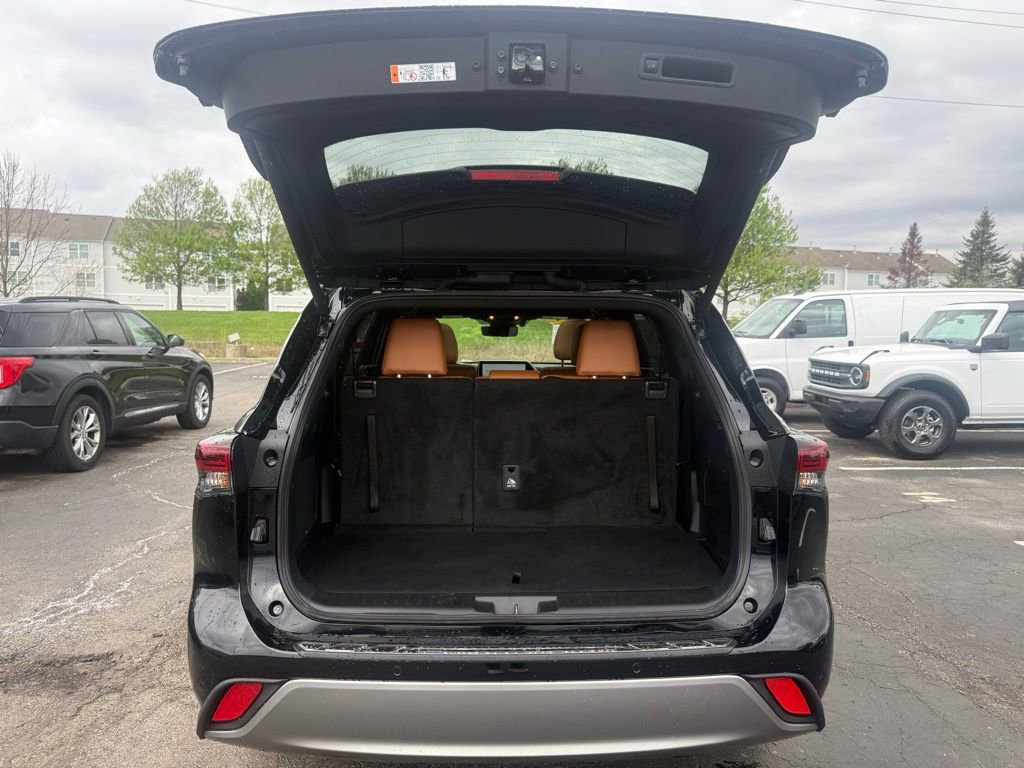 Used 2025 Toyota Highlander Platinum AWD/4WD image 46