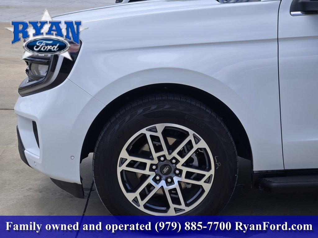 Certified 2025 Ford Expedition Active AWD/4WD image 5