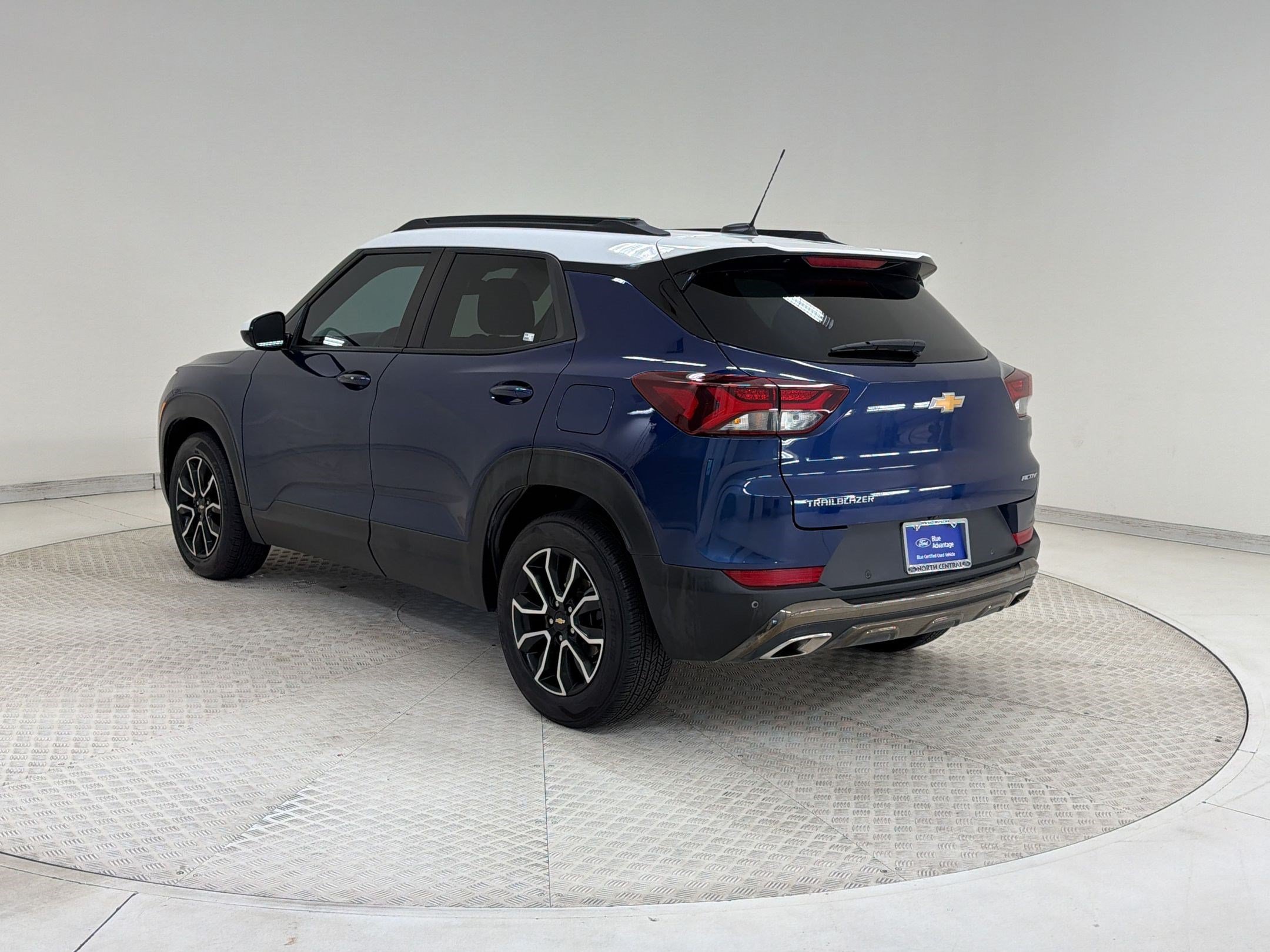 Used 2023 Chevrolet TrailBlazer ACTIV w/ Sun and Liftgate Package FWD image 3
