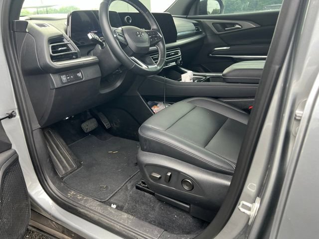 Used 2025 Chevrolet Traverse LT w/ Midnight/Sport Edition FWD image 8