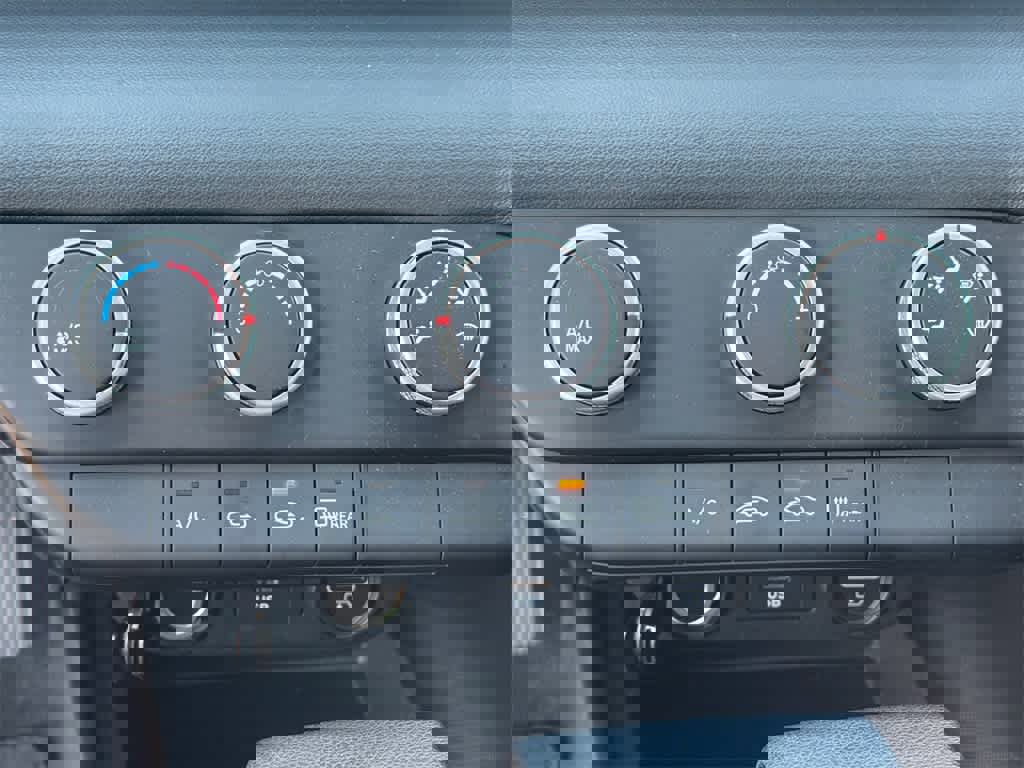 Used 2023 Hyundai Elantra SE image 28