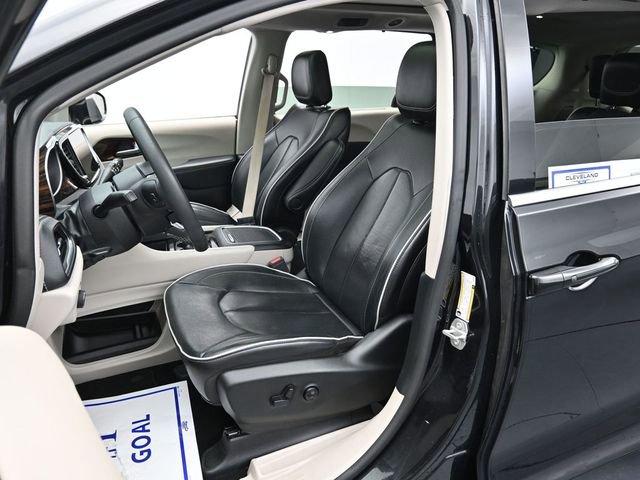 Used 2024 Chrysler Pacifica Limited image 11