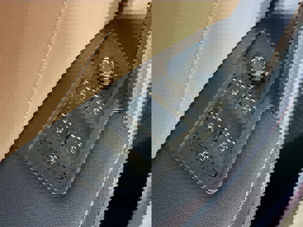 Used 2024 Volkswagen Tiguan SE R-Line image 28