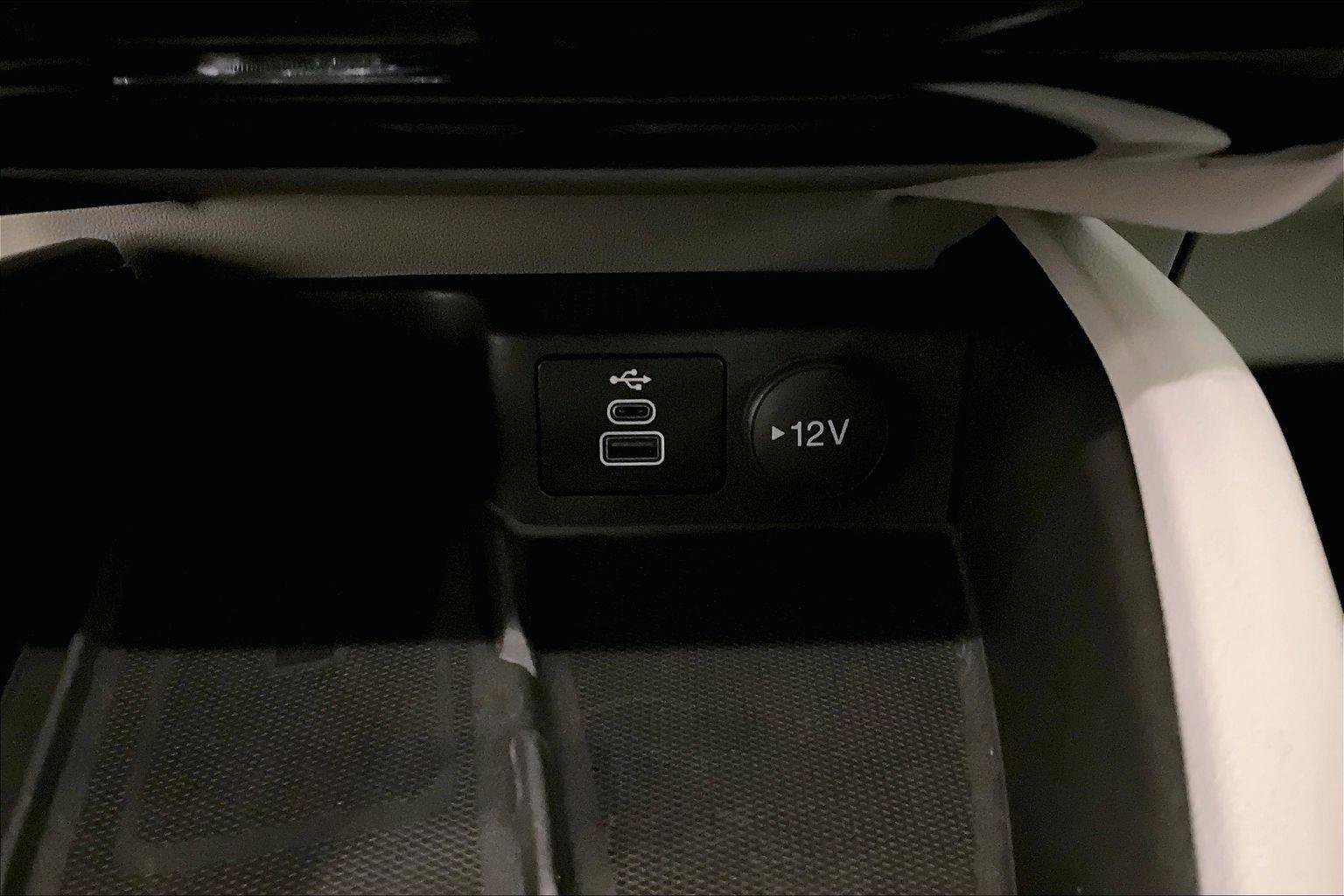 Certified 2025 Ford Escape SE w/ PHEV Premium Package image 31