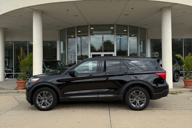 Certified 2023 Ford Explorer XLT w/ Equipment Group 202A image 3