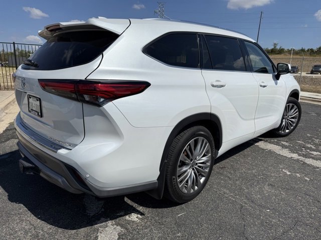 Used 2022 Toyota Highlander Platinum image 4