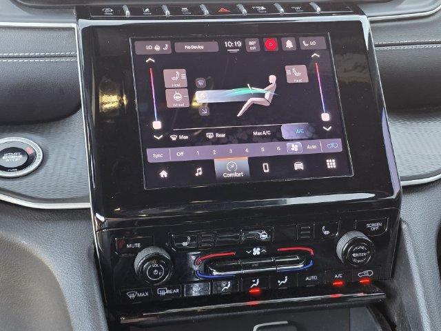 Used 2024 Jeep Grand Cherokee Altitude AWD/4WD image 10