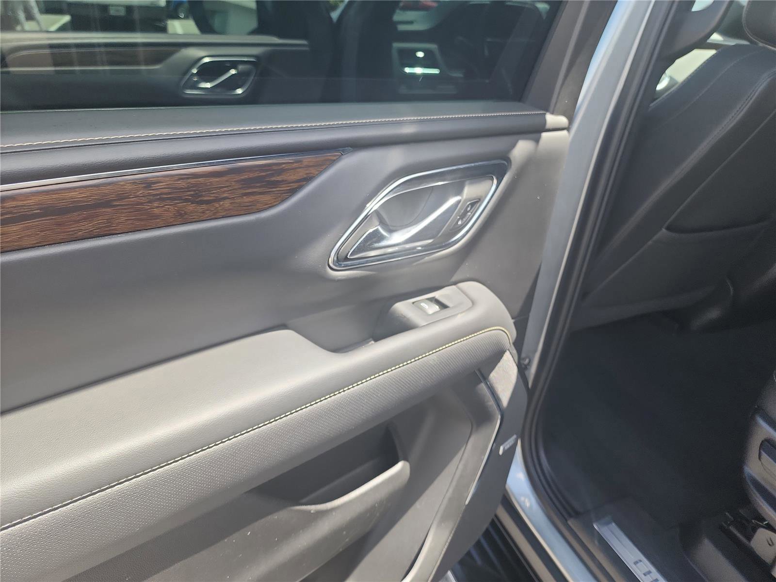 Used 2023 Chevrolet Suburban Premier image 21