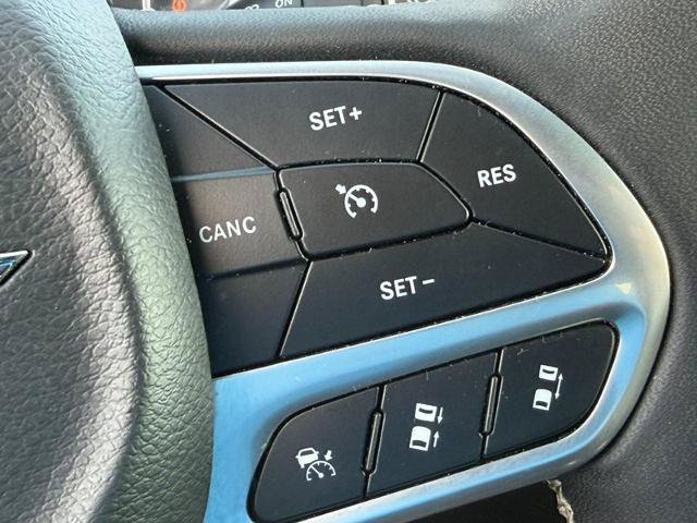 Used 2025 Chrysler Pacifica Select FWD image 21