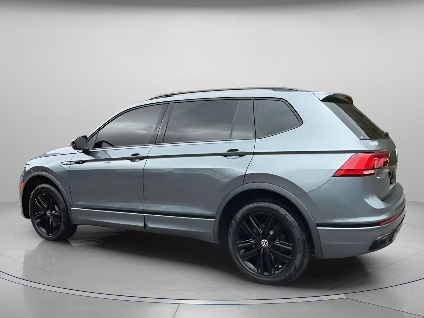 Used 2022 Volkswagen Tiguan SE R-Line image 12