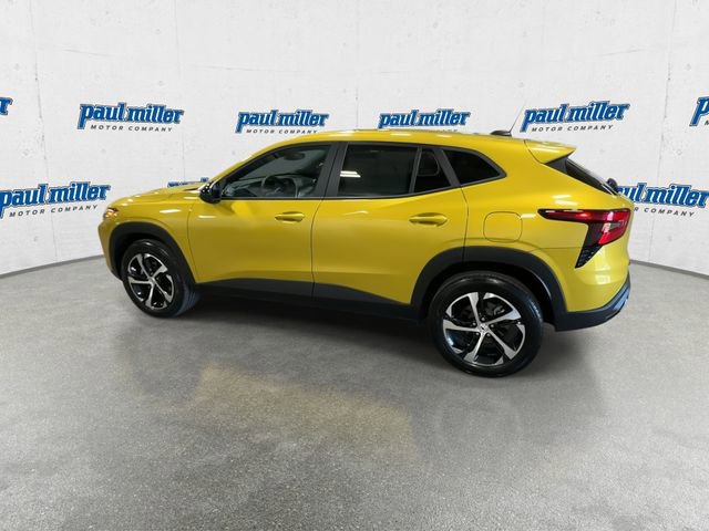 Used 2024 Chevrolet Trax RS w/ Sunroof Package FWD image 7