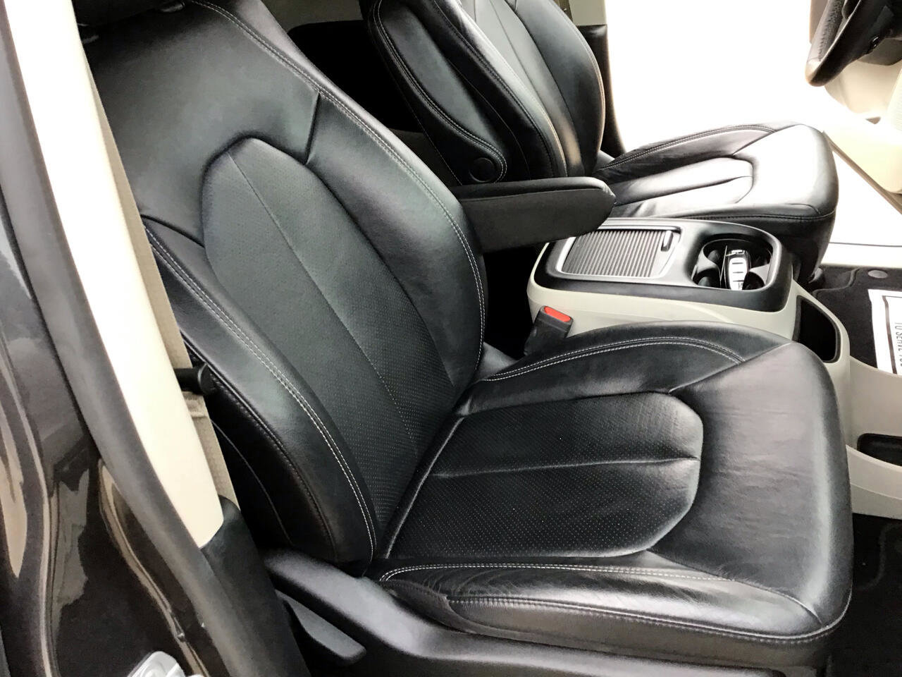 Used 2022 Chrysler Pacifica Touring-L image 39