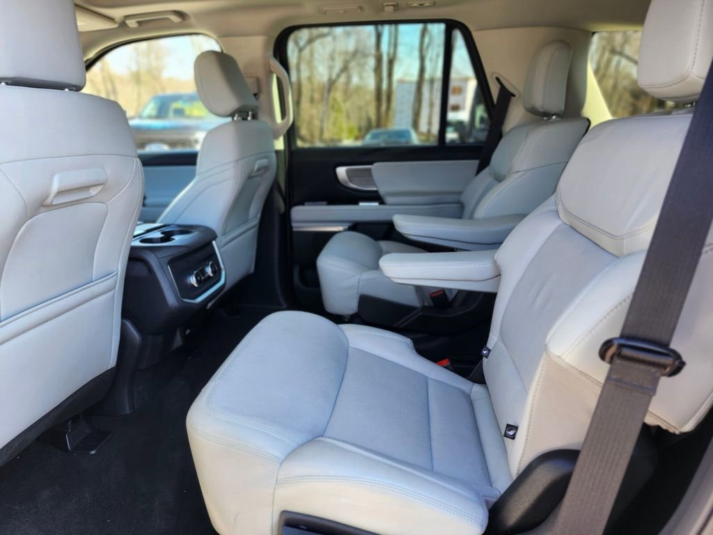 Certified 2025 Ford Expedition Platinum image 16