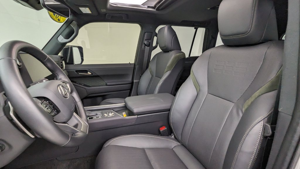 Used 2025 Lexus GX 550 AWD/4WD image 2