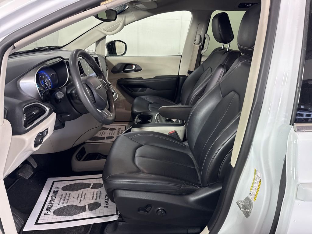 Used 2024 Chrysler Pacifica Touring-L image 15