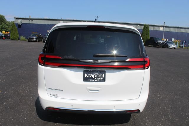 Used 2024 Chrysler Pacifica Touring-L FWD image 16