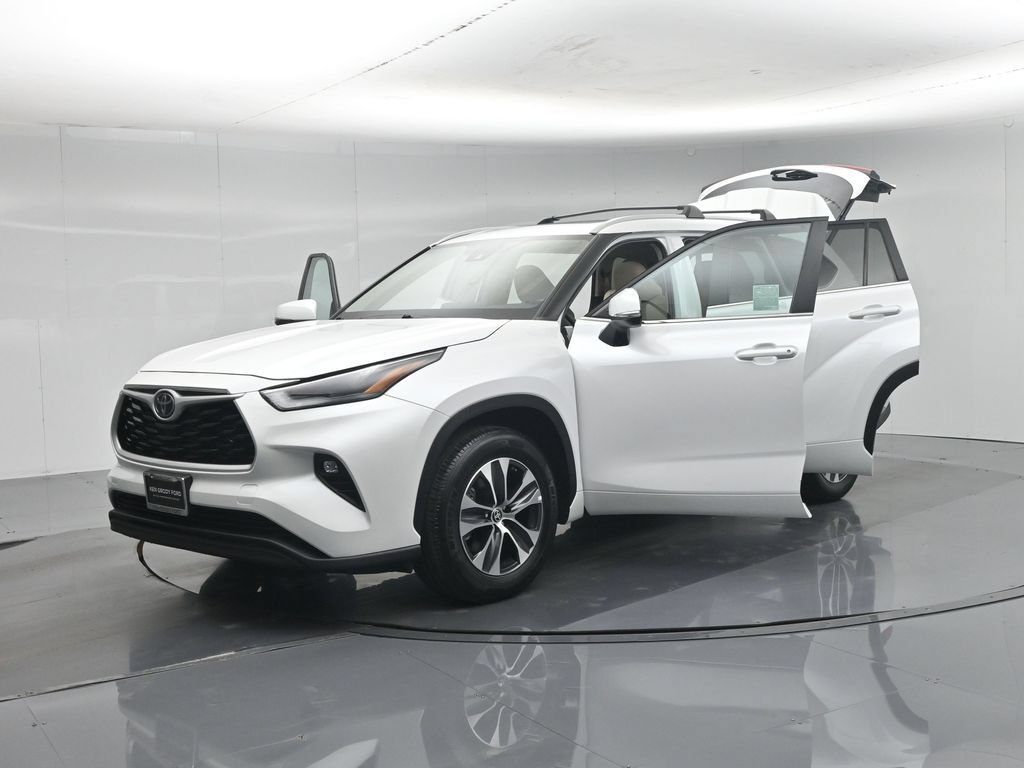 Used 2023 Toyota Highlander XLE FWD image 35