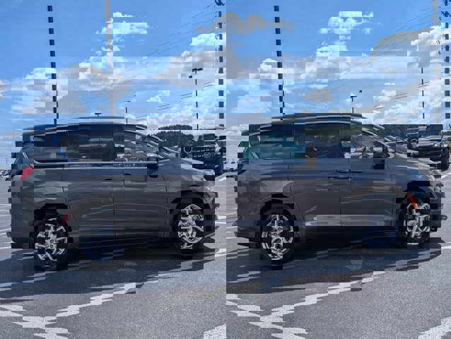 Used 2023 Chrysler Voyager LX image 5