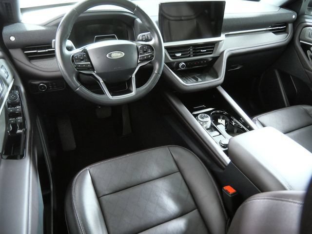 Certified 2025 Ford Explorer Platinum AWD/4WD image 2