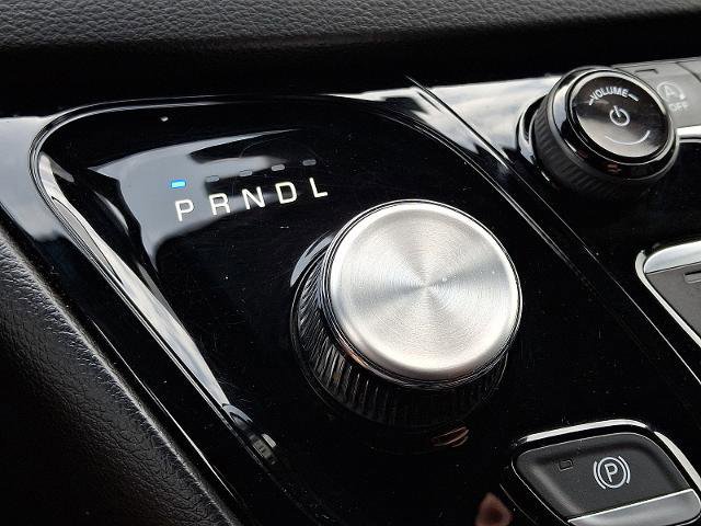 Used 2025 Chrysler Pacifica Select image 15