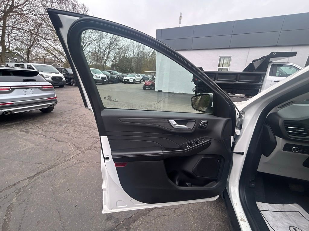 Certified 2025 Ford Escape Platinum w/ Premium Technology Package AWD/4WD image 12
