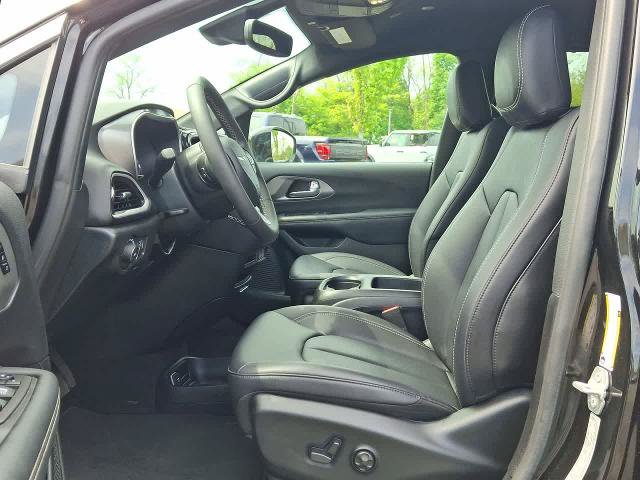 Used 2025 Chrysler Pacifica Select FWD image 17