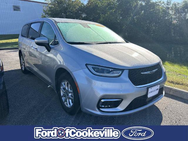 Used 2023 Chrysler Pacifica Touring-L FWD image 2