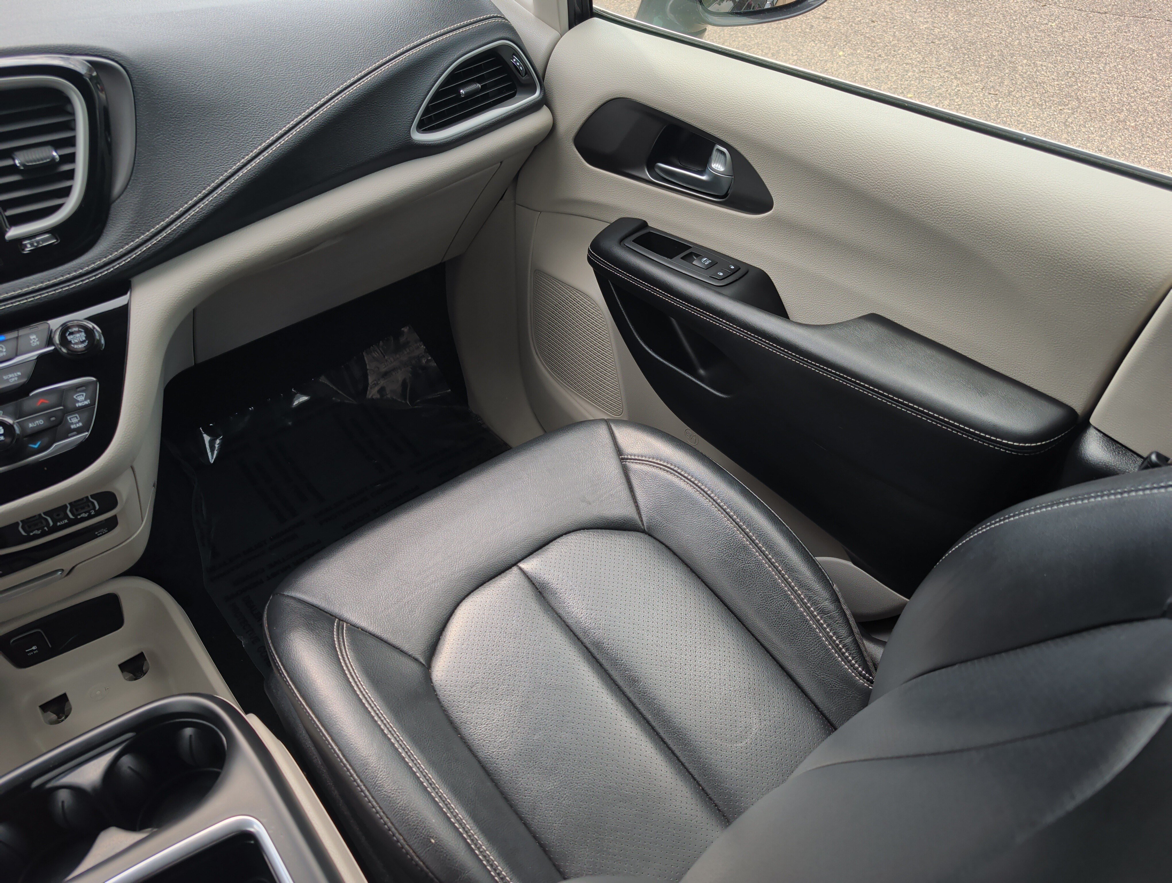 Used 2022 Chrysler Pacifica Touring-L w/ Uconnect Theater Family Group AWD/4WD image 11