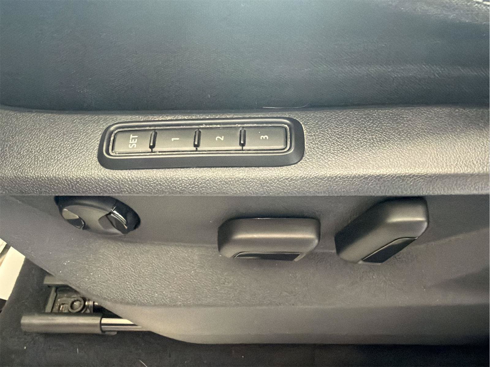 Used 2019 Volkswagen Atlas SEL R-Line FWD image 21
