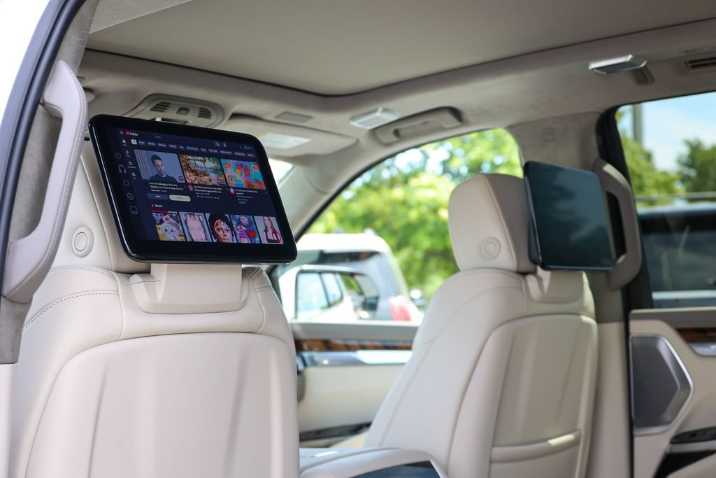 Used 2025 Cadillac Escalade Premium Luxury Platinum AWD/4WD image 38