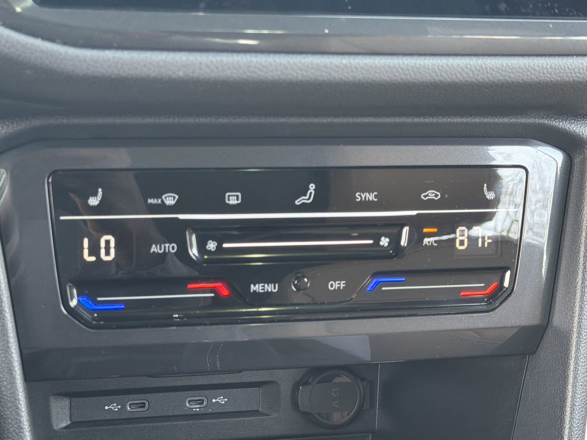 Used 2024 Volkswagen Tiguan SE w/ Panoramic Sunroof Package image 8