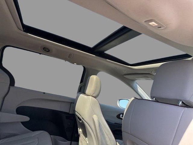 Used 2019 Chrysler Pacifica Limited FWD image 11