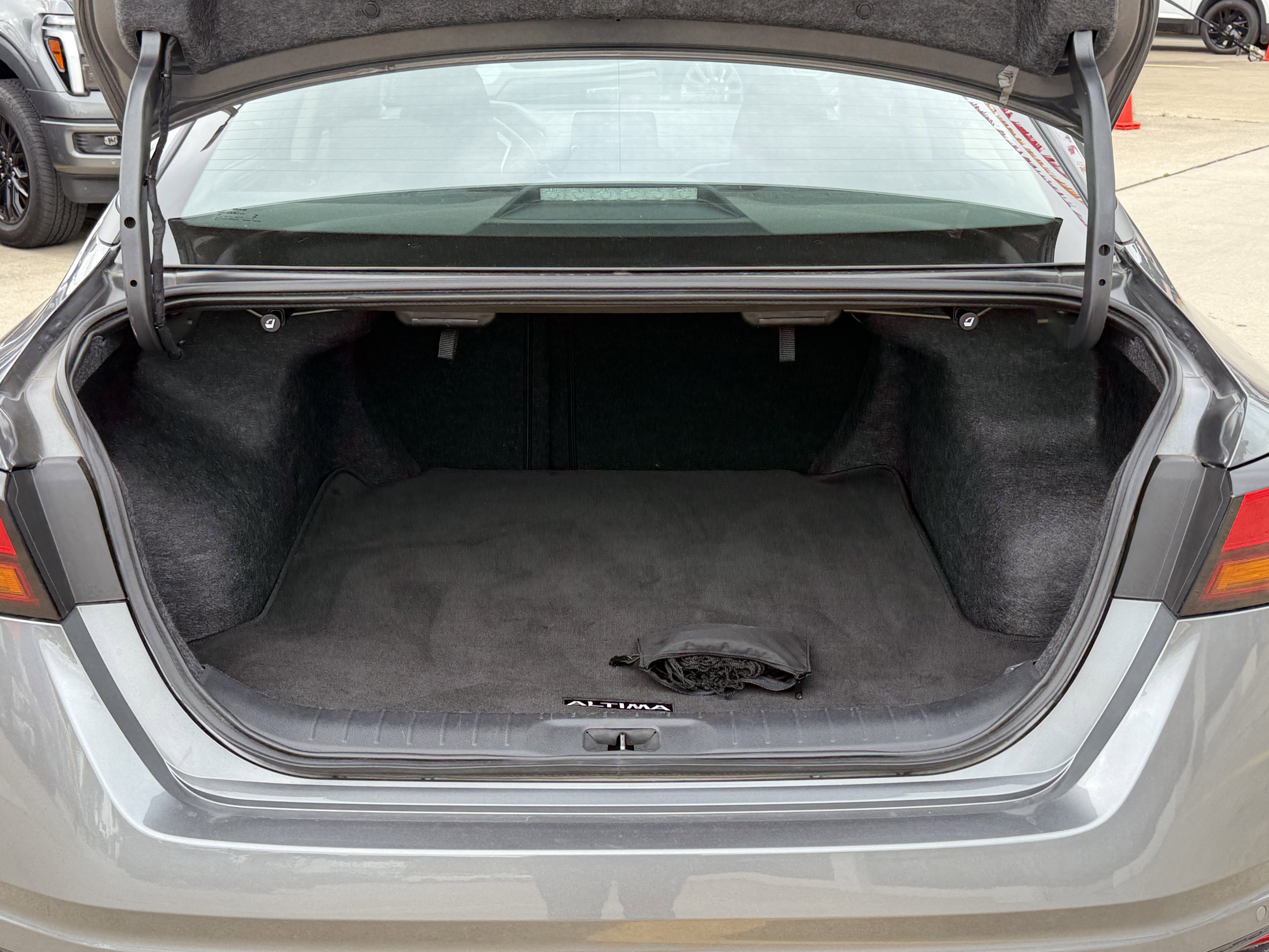 Used 2025 Nissan Altima 2.5 SV FWD image 8