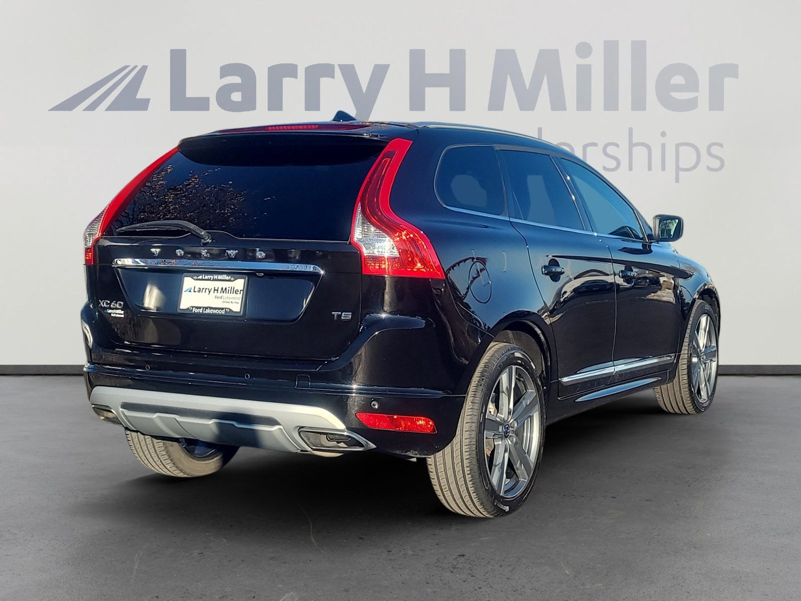 Used 2017 Volvo XC60 T5 Dynamic w/ Preferred Option Package image 5