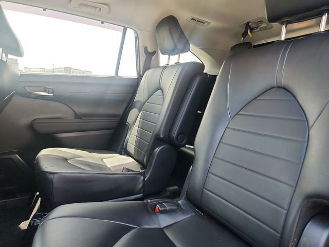 Used 2024 Toyota Highlander XLE AWD/4WD image 25