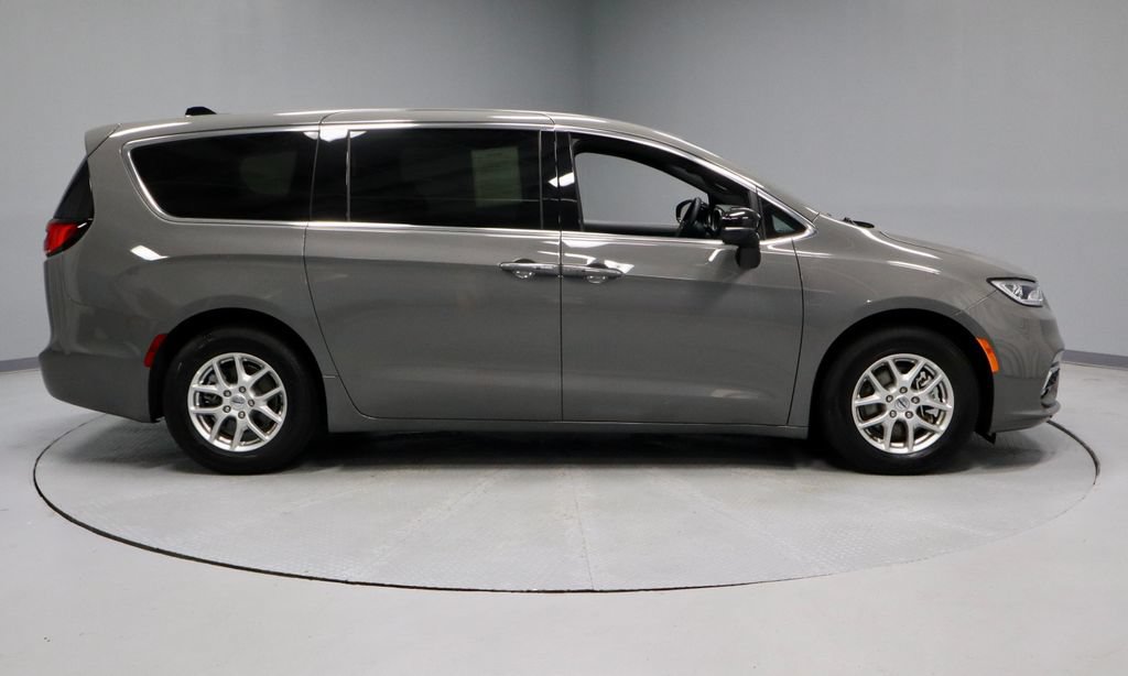 Used 2025 Chrysler Pacifica Select FWD image 6