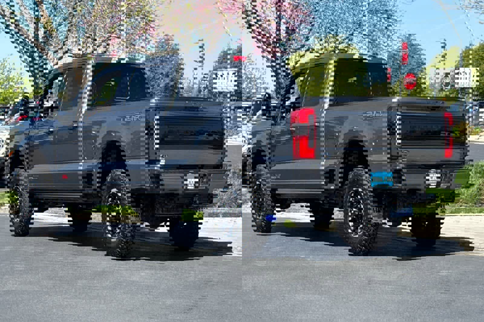 Certified 2025 Ford F350 Platinum w/ Tremor Off-Road Package image 6